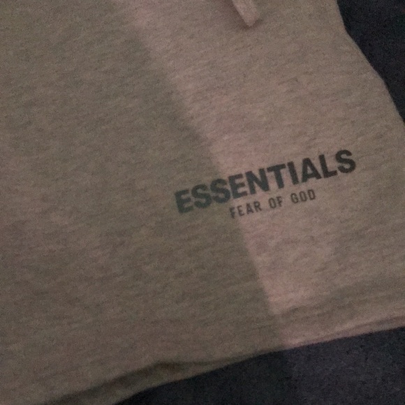 Essentials shorts - Picture 2 of 4